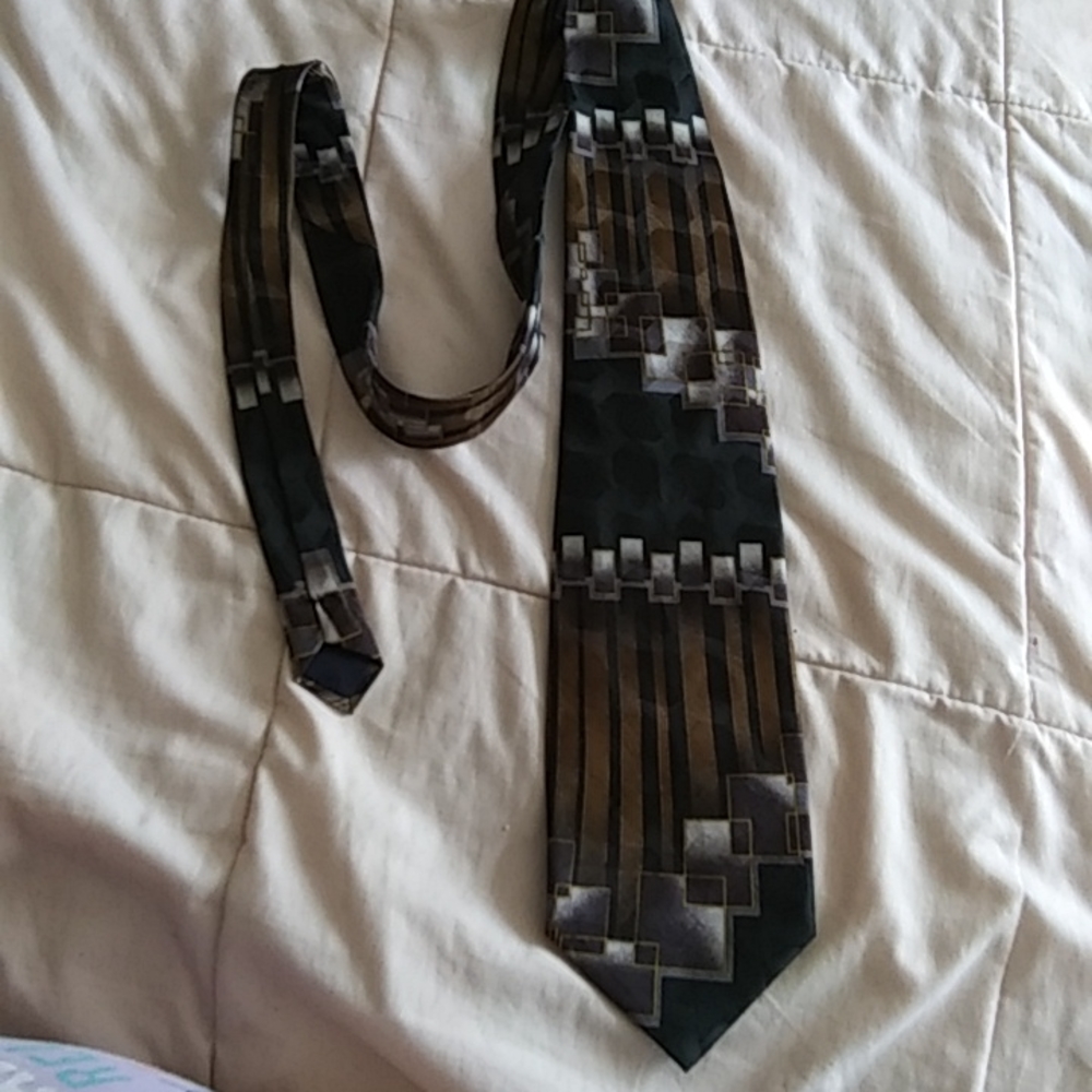 Leo. Tie